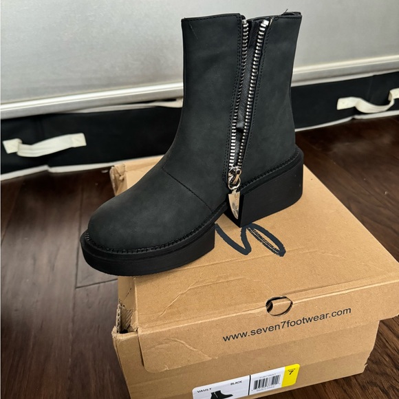 Seven7 Black Vault Boots Size 7 NWT - Picture 2 of 3